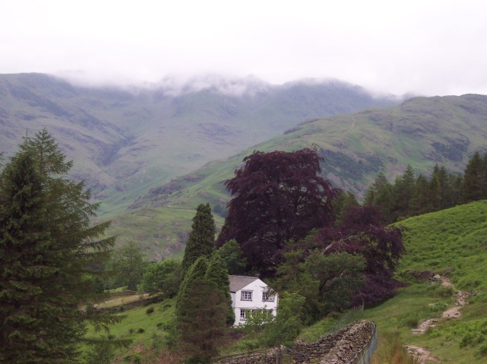 On the path behind the Old and New Dungeon Ghylls